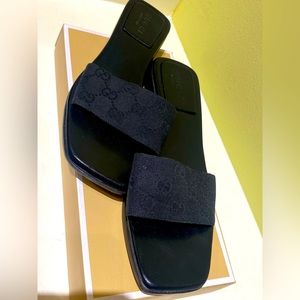 Authentic Vintage Monogram Gucci Slip-On Sandals 🩴!